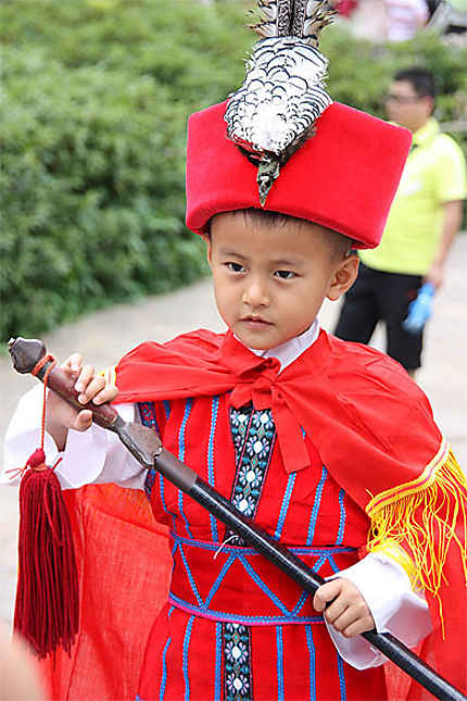 Jeune garçon en costume traditionnel