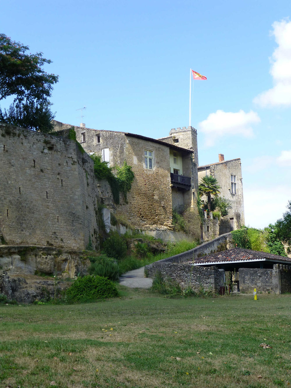 Un accès au village