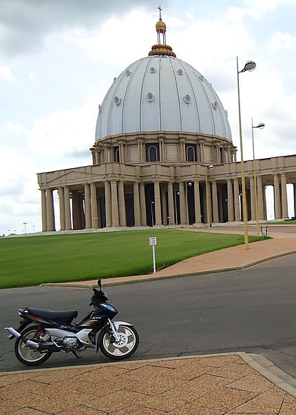 Une moto garée devant la basilique