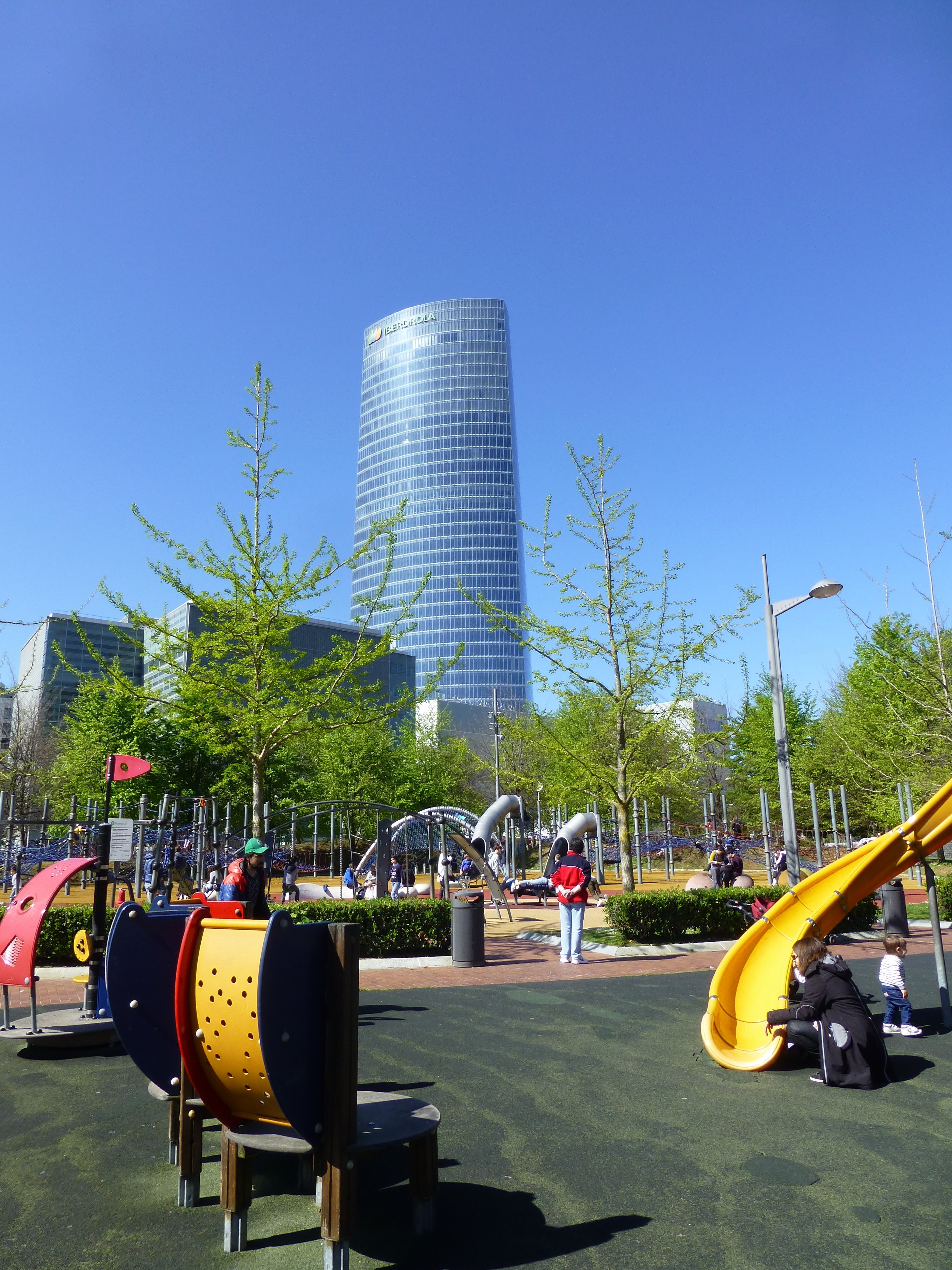 Parc de jeux au pied de la tour Iberdrola Parc de jeux au pied de la tour Iberdrola