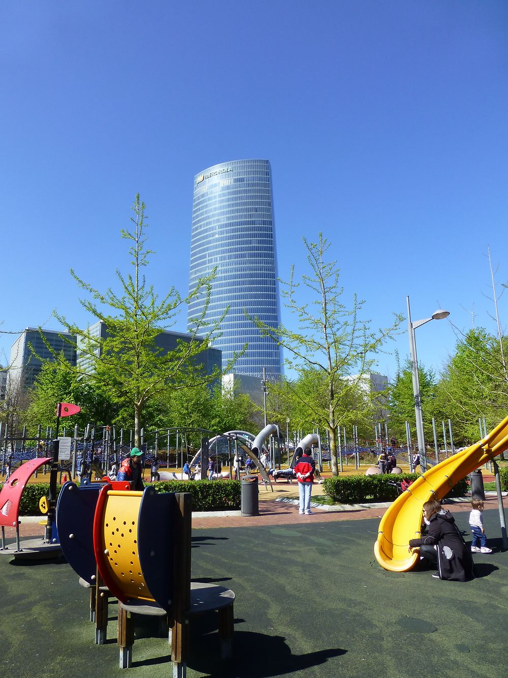 Parc de jeux au pied de la tour Iberdrola