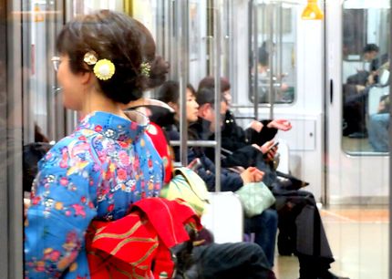 Passagere du métro en kimono