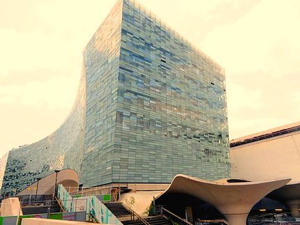 Immeuble futuriste:  siège du journal "Le Monde"