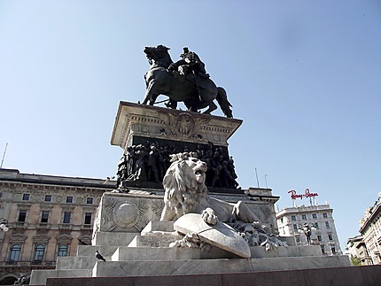 Statue place du Duomo