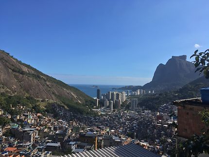 Vue panoramique depuis la Favéla Rocinha à Rio 