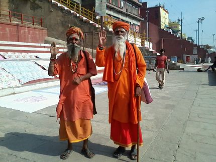 Sadhus sur les Ghats à Varanasi