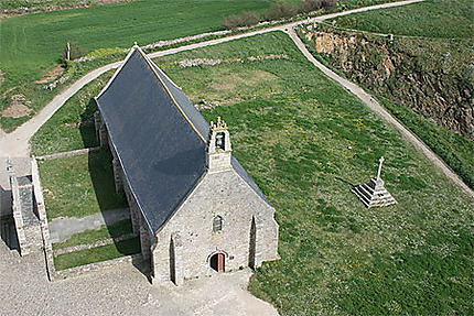 La chapelle de la pointe Saint-Mathieu vue depuis le haut du phare.