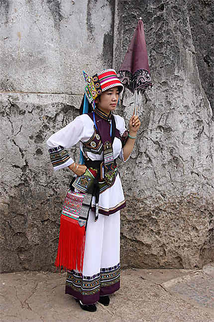 Jeune fille en costume traditionnel