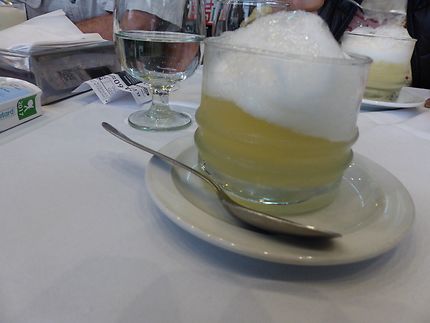 Un dessert champagne et glace citron 