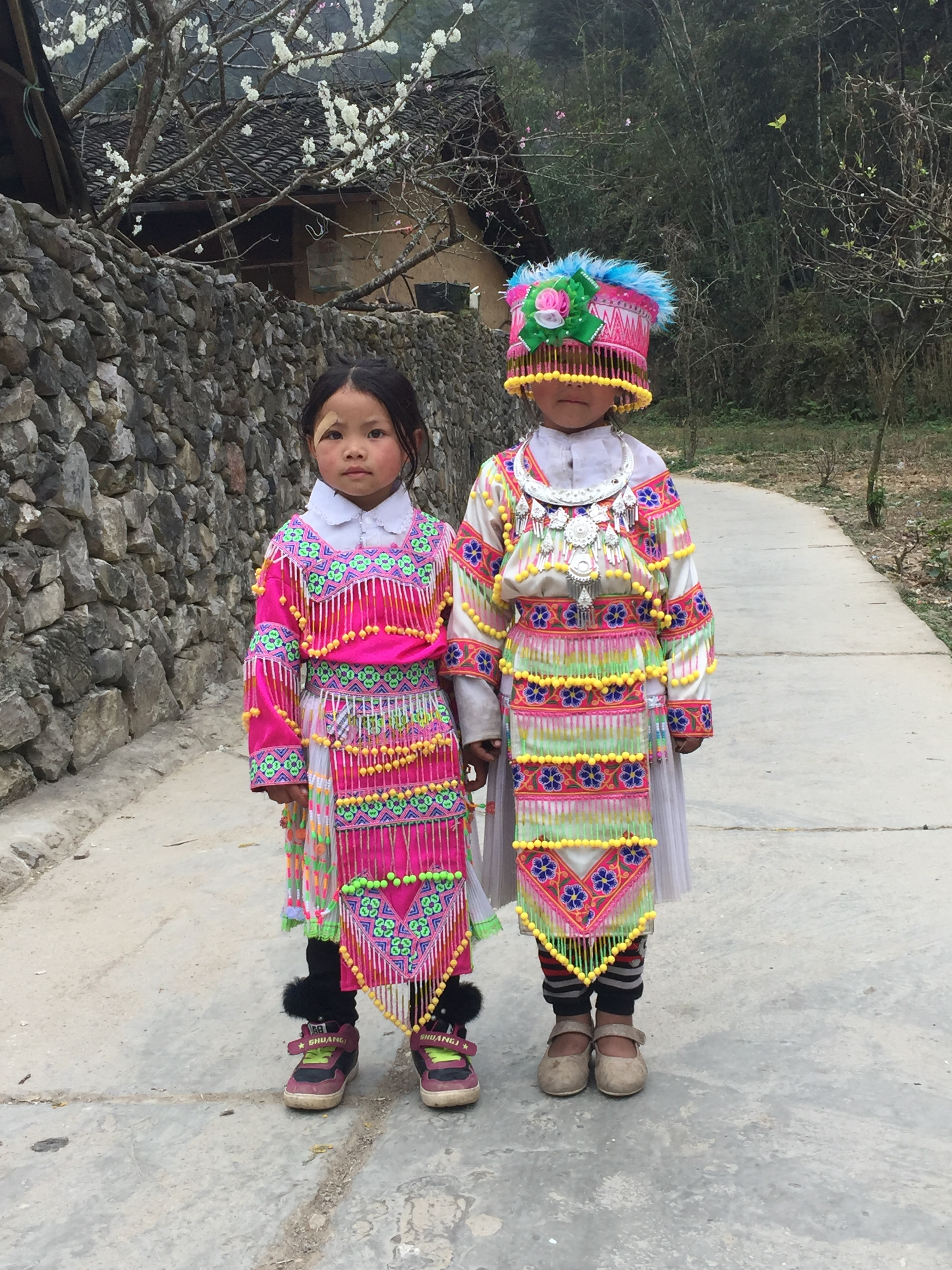 Petites filles en costume traditionnel, Vietnam Petites filles en costume traditionnel, Vietnam