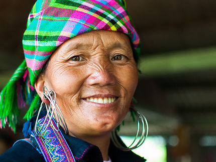 Le sourire coloré d'une femme Hmong