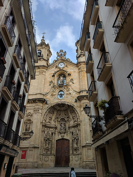 Eglise au sortir d'une rue de Donostia