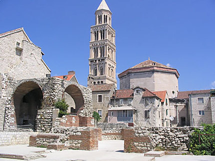 La cathédrale mausolée et les ruines du palais