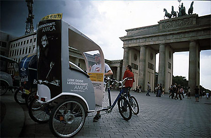 Un vélo-taxi devant la Porte de Brandebourg