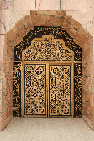Une belle porte de la Grande Mosquée de Touba