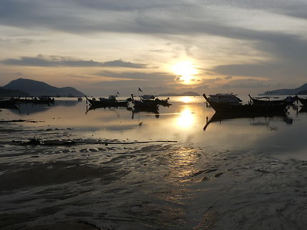 Plage de Rawai à l'aube, Thaïlande