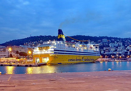 Ferry dans le port de Nice