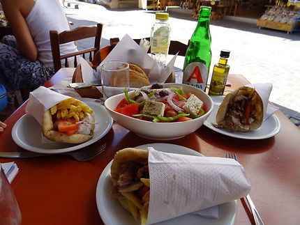 Pita et salade grecque à Réthymnon