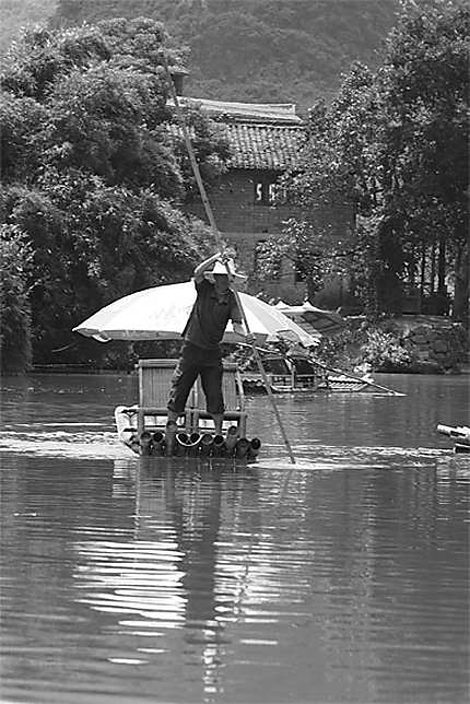 Homme à la barque sur la rivière Li
