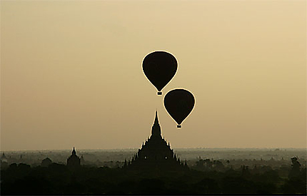 Lever de soleil et de mongolfières sur Bagan
