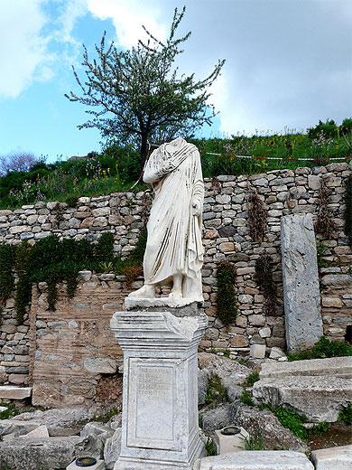 Statue sans tête rue des Courètes à Ephèse Statue sans tête rue des Courètes à Ephèse