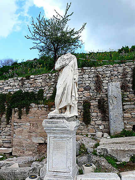 Statue sans tête rue des Courètes à Ephèse
