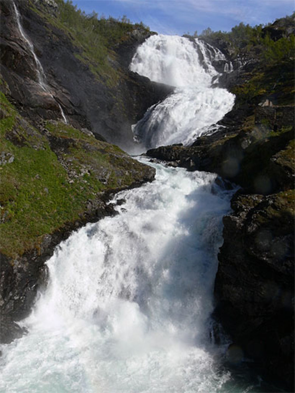 Les chutes de Kjosfossen sur le trajet du Flamsbana