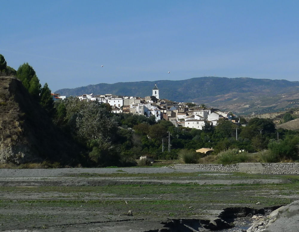 Le rivière Sante et Restábal au fond