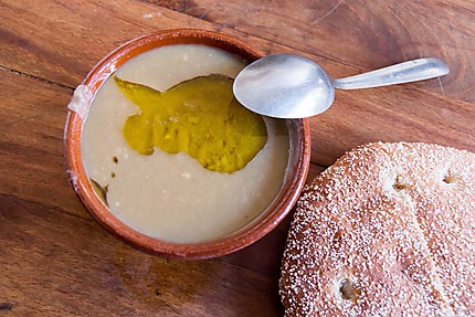 Un bol de la délicieuse bissara, soupe de fèves