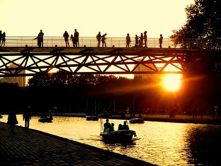 Soleil couchant sur le canal de l'Ourcq, Paris