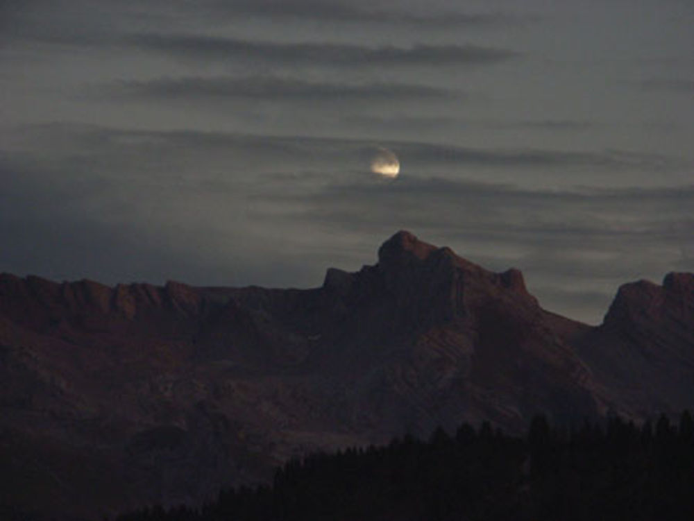 Lever de lune sur les Aravis