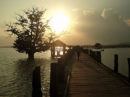 Pont U Bein au coucher de soleil