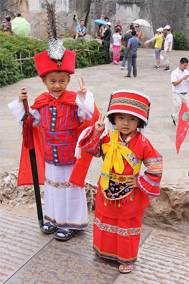 Jeunes enfants en costume traditionnel