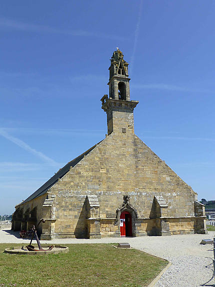 Eglise de Camaret sous ciel bleu