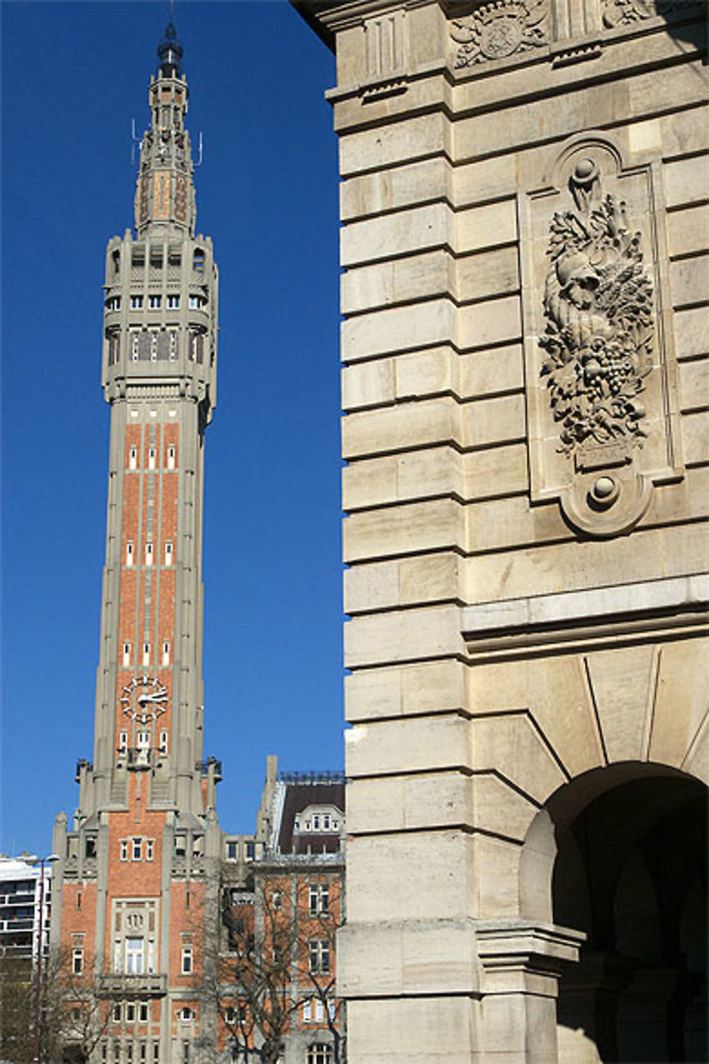 Beffroi et porte de Paris, place Simon Vollant