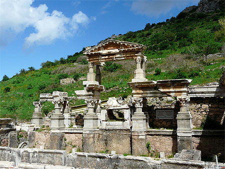 Temple d'Hadrien à Ephèse Temple d'Hadrien à Ephèse