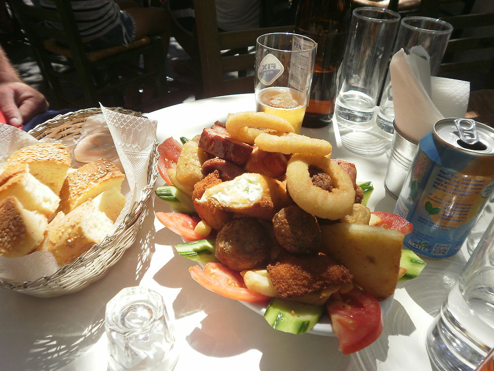 Pause Mezze sous le soleil de l'île d'Andros