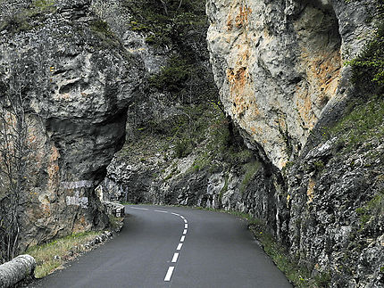 Tunnel dans la roche, vallée de Vézère