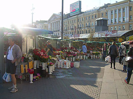 marché aux fleurs sur la place Sennaya