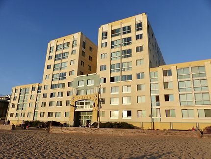 Building sur Monica beach