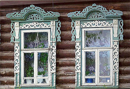Fenêtres voilées et dentelles de bois