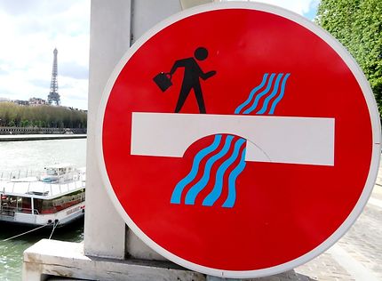 Street art par Clet à Paris