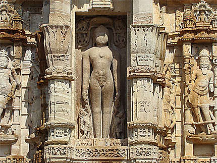Statue dénudée de Adinatha