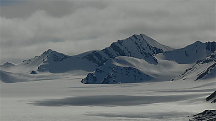 Les montagnes du Spitzberg entourées par la neige