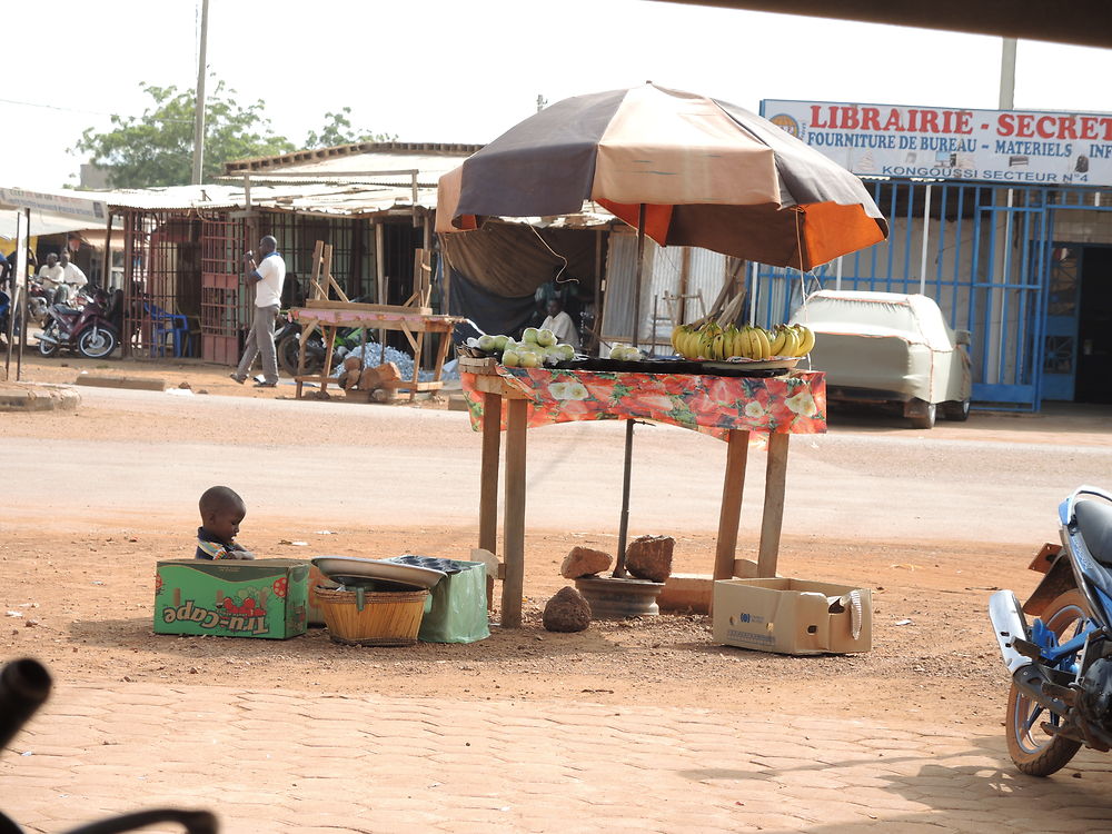 Un enfant dans une caisse