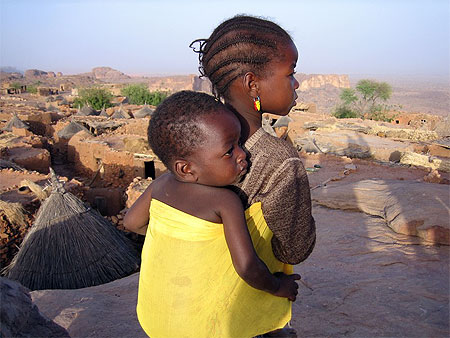 Grande soeur portant son jeune frère Grande soeur portant son jeune frère