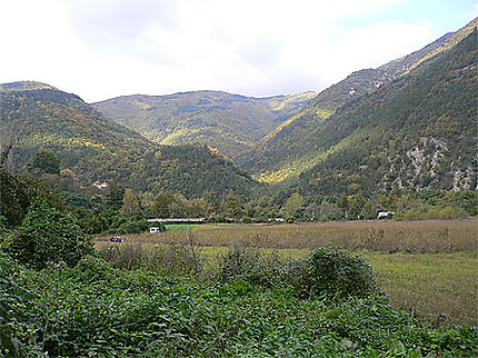 La montagne autour du monastère de Bachkovo