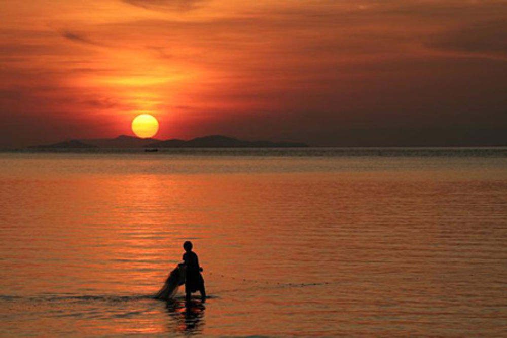 Pêcheur au soleil couchant