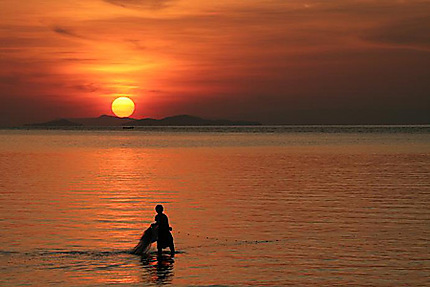 Pêcheur au soleil couchant