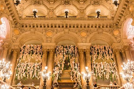 Grand escalier, balcons fleuris de la nef